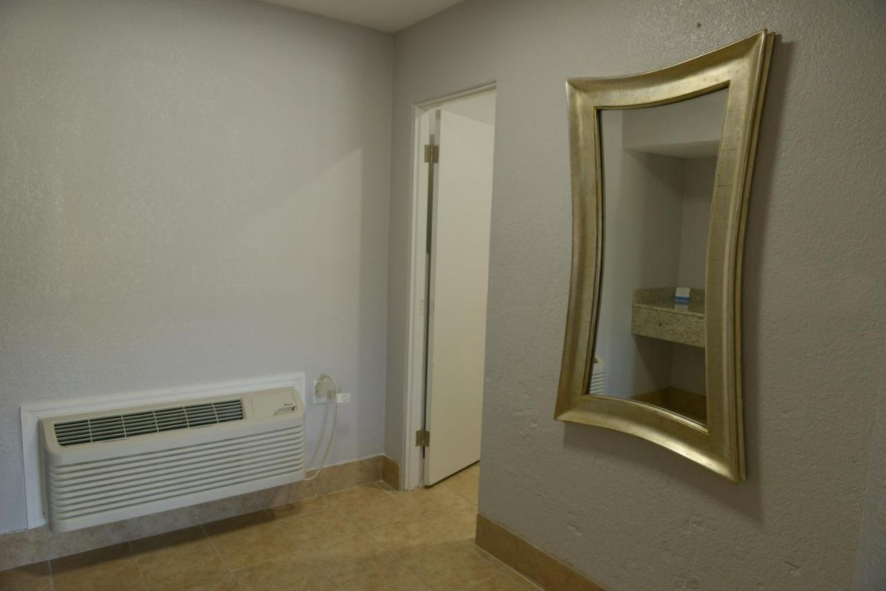 Rodeway Inn & Suites Winter Haven Chain Of Lakes Exteriör bild