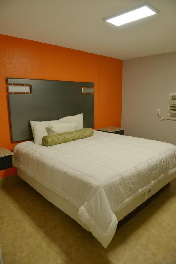 Rodeway Inn & Suites Winter Haven Chain Of Lakes Exteriör bild